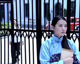 玻璃窗中的女孩